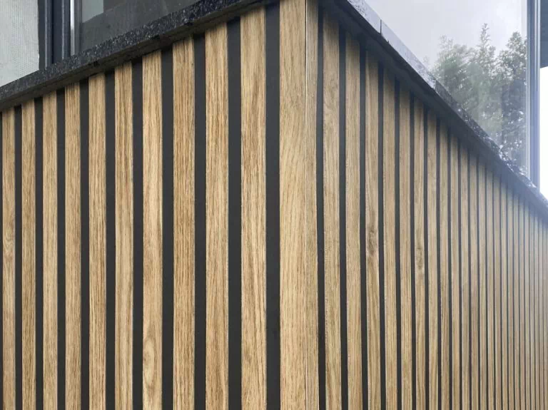 ściana z drewienka locowego